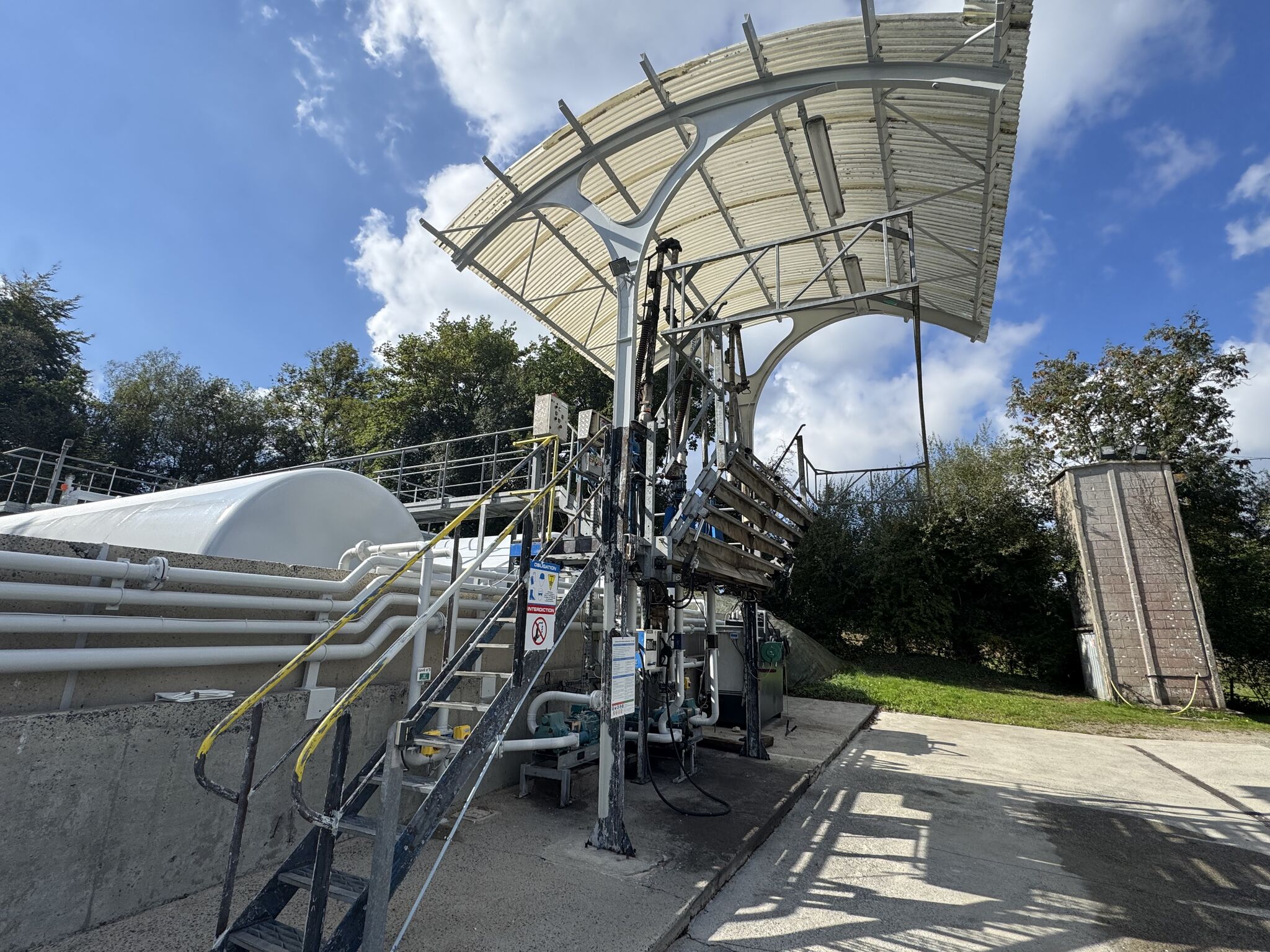 Chantier de décapage et mise en peinture d’un poste de chargement pétrolier avec citernes de stockage en cours de finition